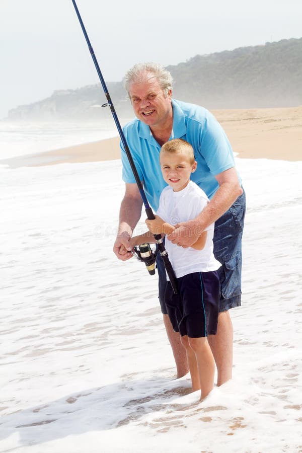 Pesca de ensino do neto do Grandpa fotos de stock Pesca de ensino do neto do Grandpa fotos de stock