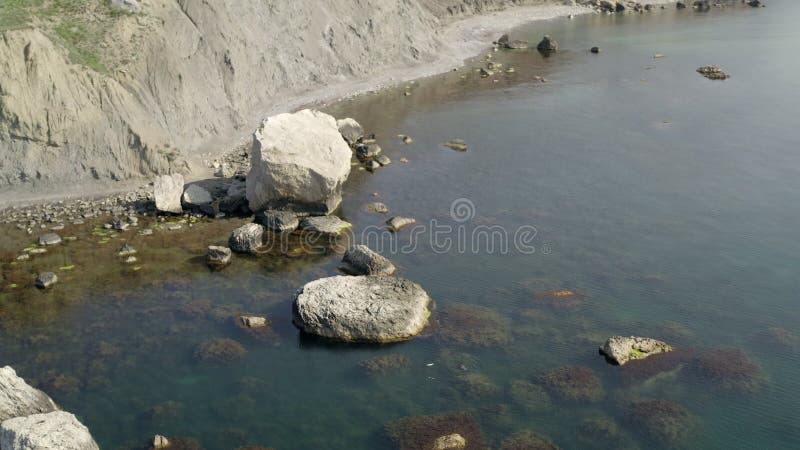 Pesca de mergulhadores em rochas costeiras. Drone atirando de cima. Mar pitoresco