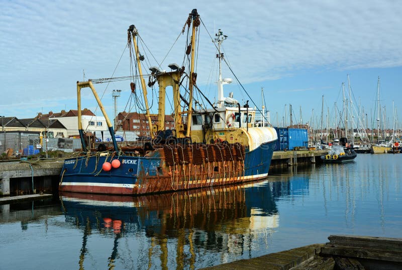 Pesca del barco rastreador Nauru en el puerto de Shoreham foto de archivo Pesca del barco rastreador Nauru en el puerto de Shoreham foto de archivo