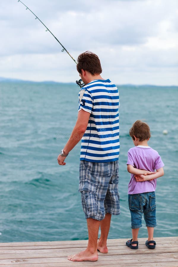 Pesca del figlio e del padre insieme fotografia stock libera da diritti Pesca del figlio e del padre insieme fotografia stock libera da diritti