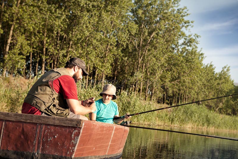 Pesca del figlio e del padre insieme fotografia stock libera da diritti Pesca del figlio e del padre insieme fotografia stock libera da diritti