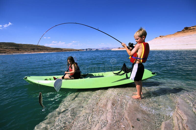 Pesca del hermano y de la hermana y el Kayaking fotografía de archivo Pesca del hermano y de la hermana y el Kayaking fotografía de archivo