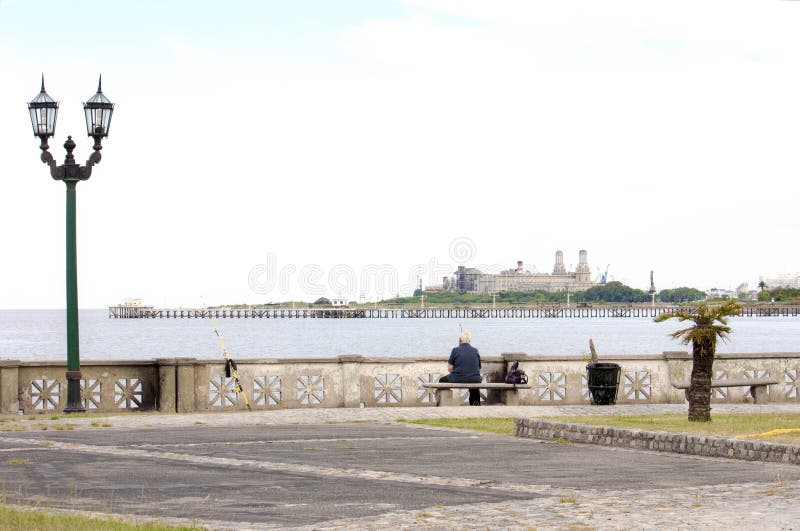 Pesca del hombre en la costa del río en las BS Como Ciudad fotos de archivo libres de regalías Pesca del hombre en la costa del río en las BS Como Ciudad fotos de archivo libres de regalías