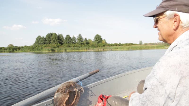 Pesca del pescador en el barco