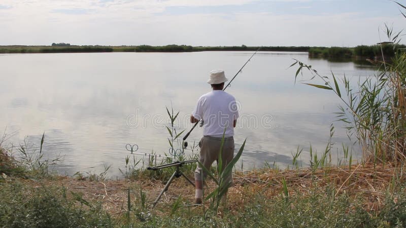 Pesca del pescador en un lago