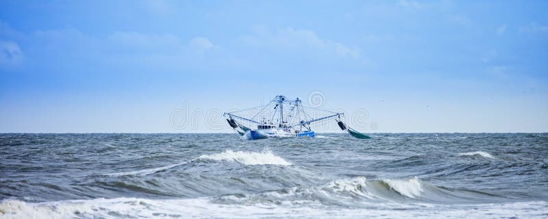 Pesca del peschereccio in mari agitati