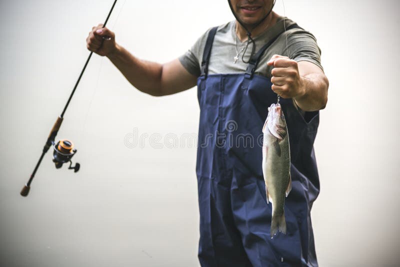 Pesca dell'uomo dal lago fotografia stock Pesca dell'uomo dal lago fotografia stock