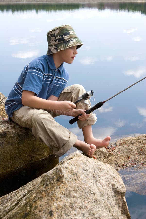 Pesca do menino imagens de stock royalty free Pesca do menino imagens de stock royalty free