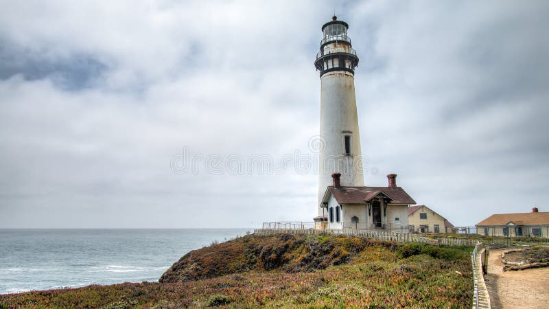 PESCADERO, KALIFORNIEN, VEREINIGTE STAATEN - 2. September 2014: Leuchtturm am Tauben-Punkt, Küstenlandstraße 1 San Francisco zu L stockfotografie PESCADERO, KALIFORNIEN, VEREINIGTE STAATEN - 2. September 2014: Leuchtturm am Tauben-Punkt, Küstenlandstraße 1 San Francisco zu L stockfotografie