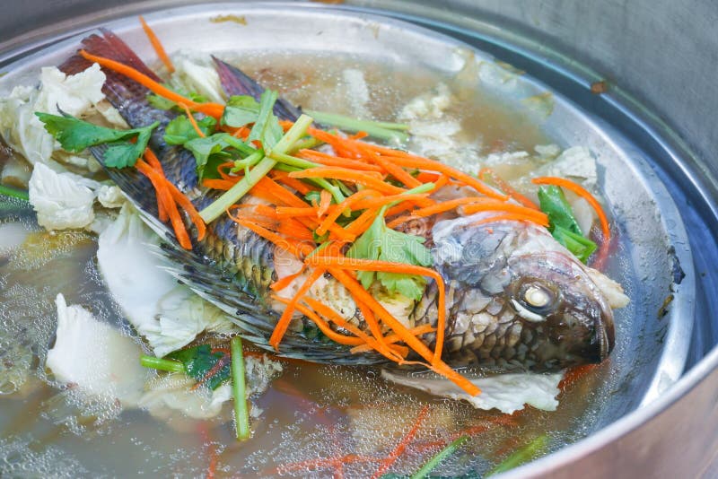 Tilapia Cocida Al Vapor Con La Salsa De La Verdura Y De Chile Foto de
