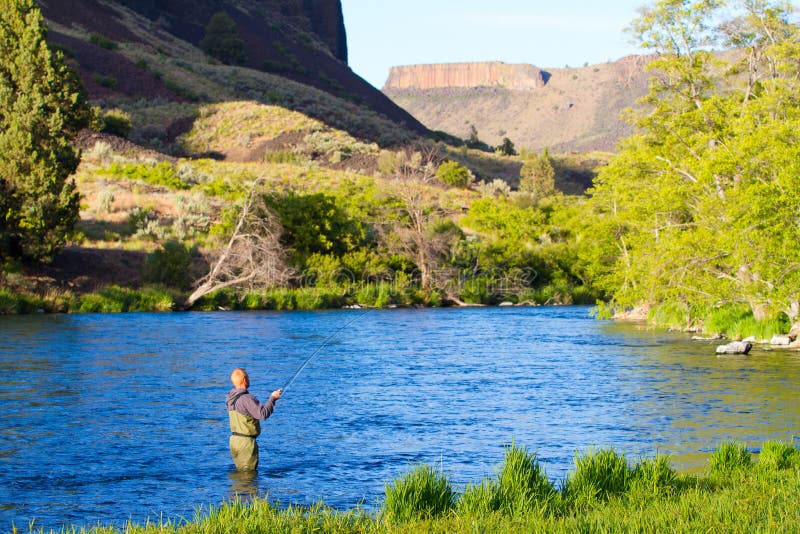 Pescador Deschutes River da mosca imagens de stock Pescador Deschutes River da mosca imagens de stock