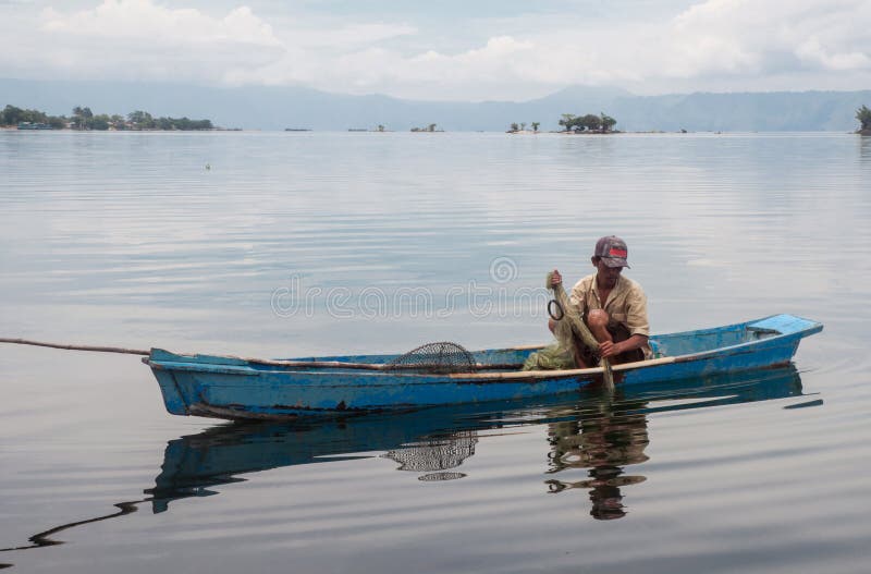 Pescador Em Um Bote Com Suas Armadilhas No Lago O Mais Grande Dentro  Fotografia Editorial - Imagem de bonito, paisagem: 35870972