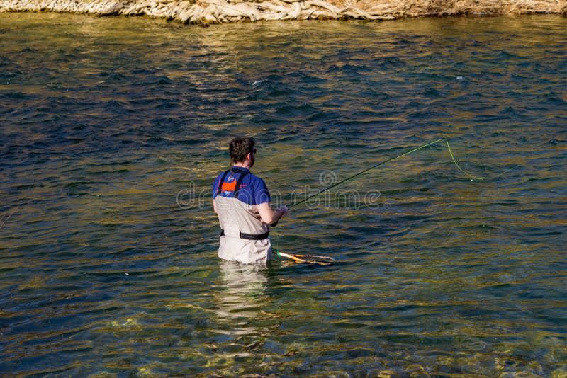 Pescador Enjoy Fishing da mosca para a truta arco-íris no rio de Roanoke, Virgínia, EUA imagem de stock Pescador Enjoy Fishing da mosca para a truta arco-íris no rio de Roanoke, Virgínia, EUA imagem de stock