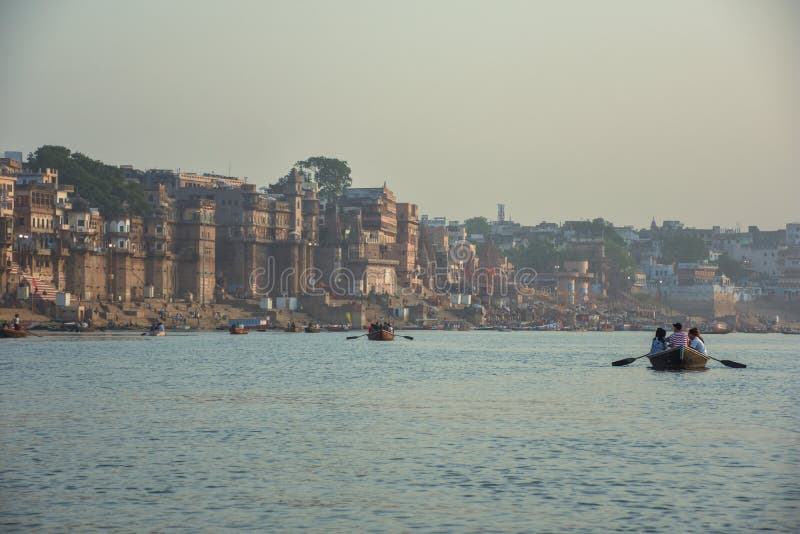 Pescador no Ganga, Índia de Varanasi. Que imagem maravilhosa no rio de Ganga, o rio santamente para todo o hindus Muita tentativa do pescador para travar alguns peixes neste rio santamente:)