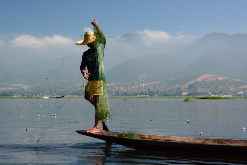Pescador no trabalho Lago Inle myanmar foto de stock Pescador no trabalho Lago Inle myanmar foto de stock