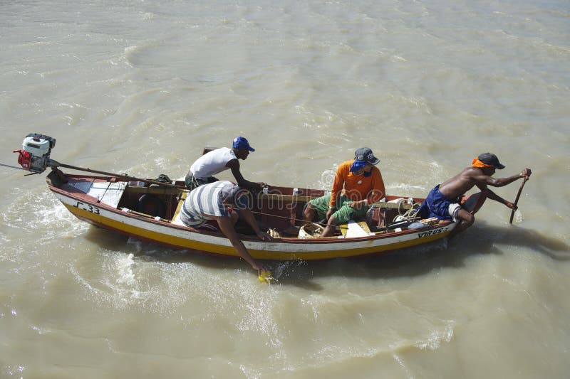 Pescadores brasileños en barco de pesca tradicional imagen de archivo libre de regalías Pescadores brasileños en barco de pesca tradicional imagen de archivo libre de regalías