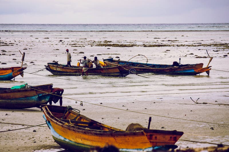Pescadores indianos na praia com seus barcos imagens de stock Pescadores indianos na praia com seus barcos imagens de stock