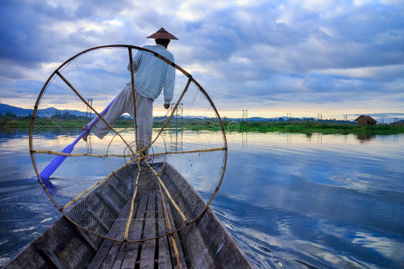 Pescadores no lago Inle no nascer do sol fotos de stock royalty free Pescadores no lago Inle no nascer do sol fotos de stock royalty free