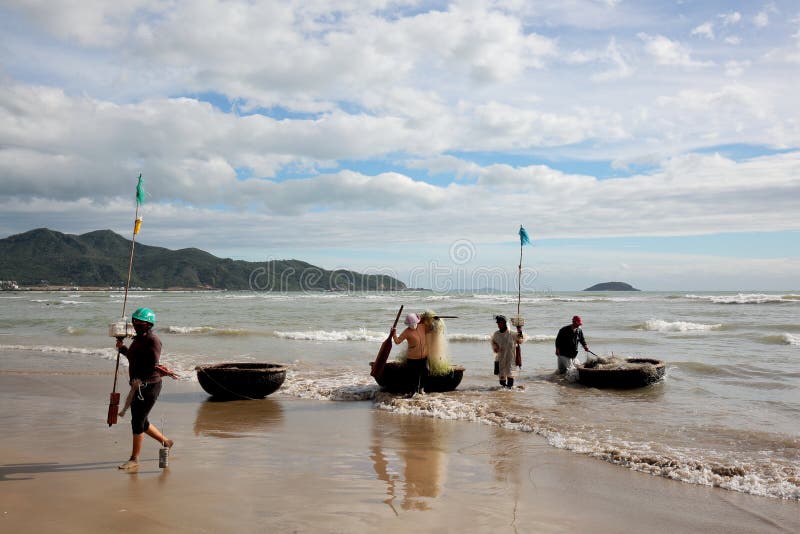 Pescadores no mar do Sul da China fora da costa vietnamiana perto da cidade de Nha Trang fotografia de stock Pescadores no mar do Sul da China fora da costa vietnamiana perto da cidade de Nha Trang fotografia de stock