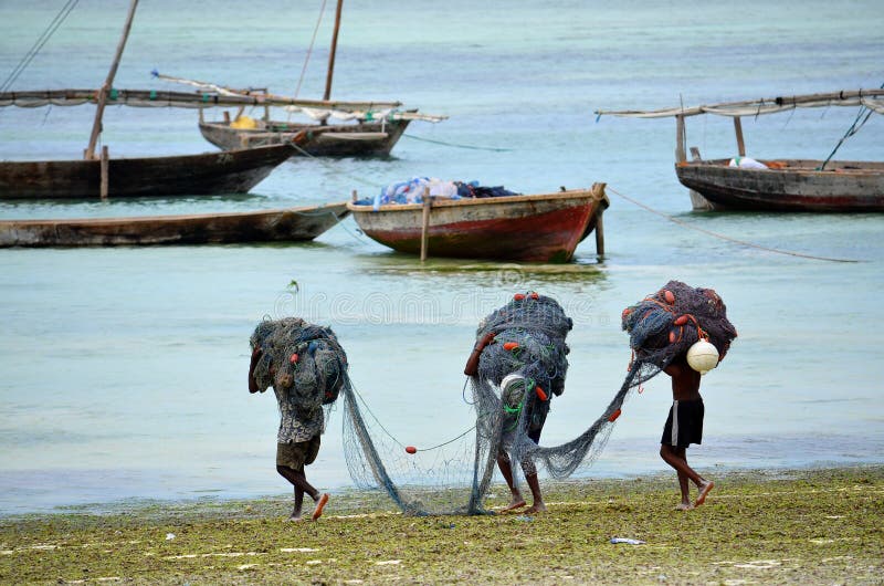 Pescadores que van a trabajar, Zanzibar fotografía de archivo Pescadores que van a trabajar, Zanzibar fotografía de archivo