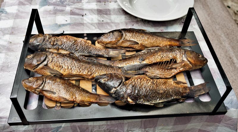 Pescados ahumados acabados en la parrilla fotografía de archivo Pescados ahumados acabados en la parrilla fotografía de archivo