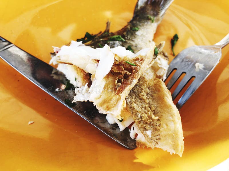 Pescados asados a la parrilla fritos deliciosos en una placa en un restaurante fotografía de archivo Pescados asados a la parrilla fritos deliciosos en una placa en un restaurante fotografía de archivo