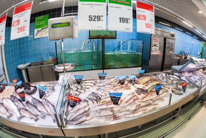 Pescados crudos listos para la venta en el hipermercado Karusel fotografía de archivo Pescados crudos listos para la venta en el hipermercado Karusel fotografía de archivo