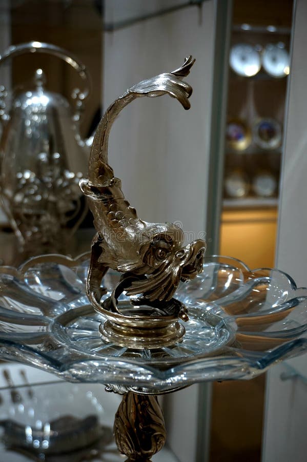 Pescados de plata en una bandeja cristalina en la colección de plata imperial en el Hofburg imágenes de archivo libres de regalías Pescados de plata en una bandeja cristalina en la colección de plata imperial en el Hofburg imágenes de archivo libres de regalías
