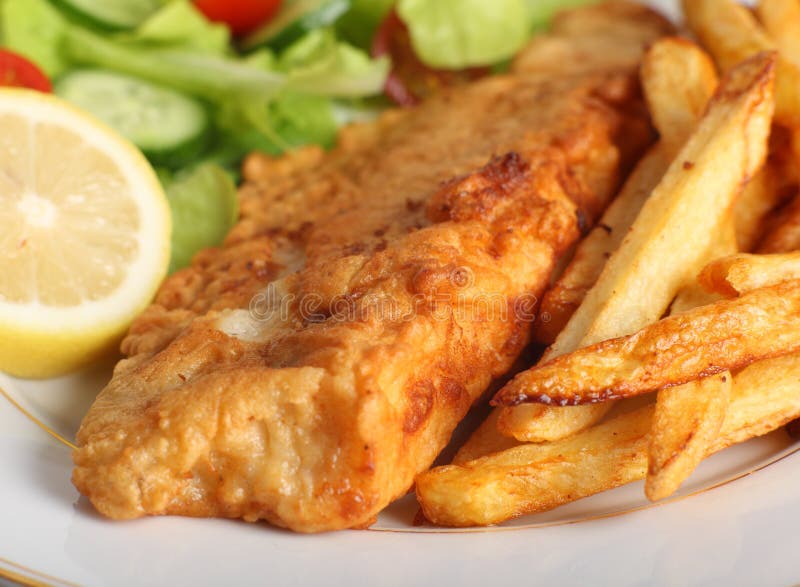 Pescados estropeados con las virutas y la ensalada imagenes de archivo Pescados estropeados con las virutas y la ensalada imagenes de archivo