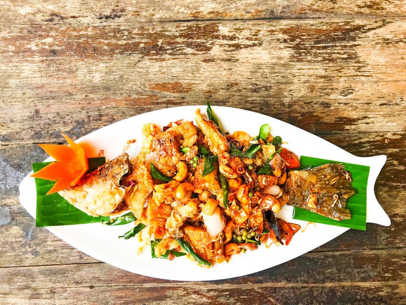 Pescados fritos con la salsa agridulce, comida hermosa foto de archivo Pescados fritos con la salsa agridulce, comida hermosa foto de archivo