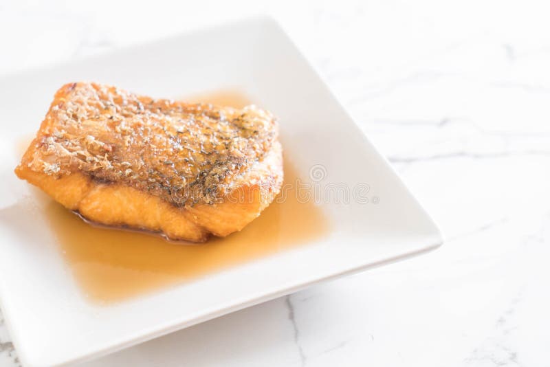 Pescados fritos de los mordedores con la salsa de pescados imagen de archivo Pescados fritos de los mordedores con la salsa de pescados imagen de archivo