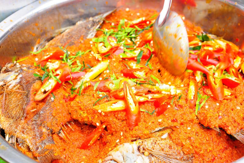 Pescados fritos rematados con la salsa de chiles fotos de archivo libres de regalías Pescados fritos rematados con la salsa de chiles fotos de archivo libres de regalías