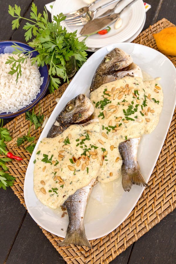 Pescados picantes con la salsa del tahini foto de archivo Pescados picantes con la salsa del tahini foto de archivo
