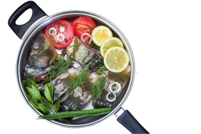 Pescados y componentes para su preparación en una sartén grande fotografía de archivo Pescados y componentes para su preparación en una sartén grande fotografía de archivo