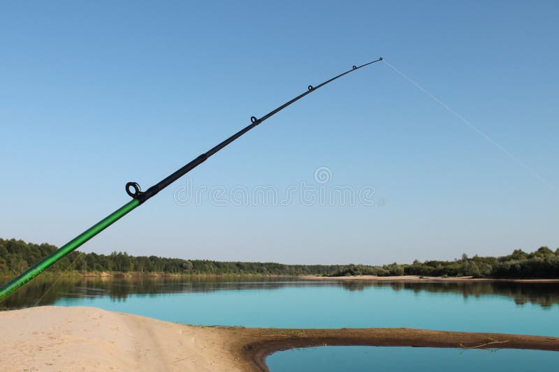 pescando, barretta di filatura contro il cielo ed il fiume fotografie stock libere da diritti pescando, barretta di filatura contro il cielo ed il fiume fotografie stock libere da diritti