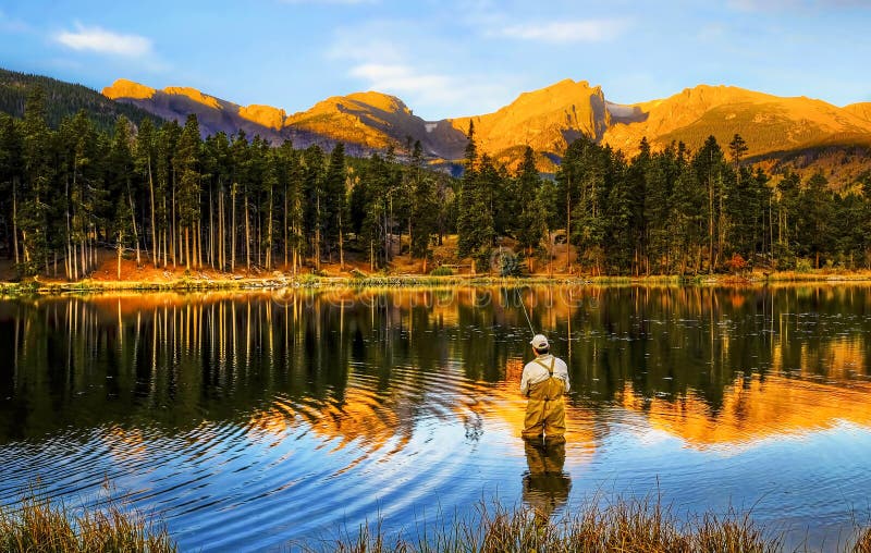 Pescando en la salida del sol, en las montañas de Colorado