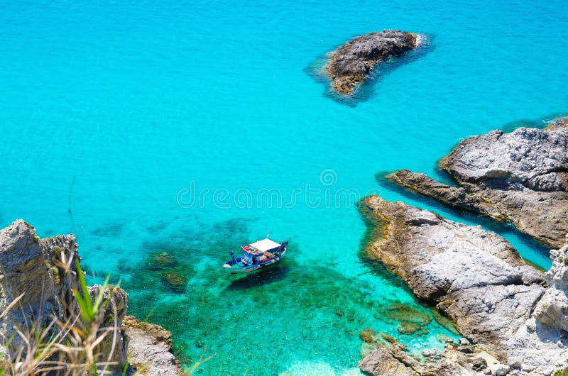 Pescando o barco do iate com sombras no parque inferior da tração da vela na superfície azul da água de turquesa dos azuis celest fotos de stock royalty free Pescando o barco do iate com sombras no parque inferior da tração da vela na superfície azul da água de turquesa dos azuis celest fotos de stock royalty free