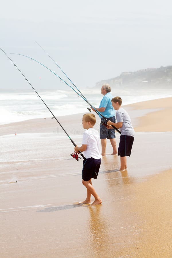 Pescando sulla spiaggia fotografie stock Pescando sulla spiaggia fotografie stock
