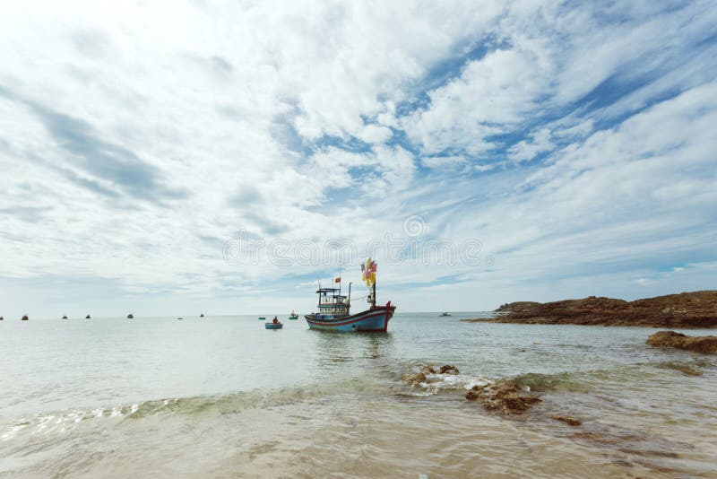 Pescarii asiatici de pe malul mării în Vietnamul mui ne sat royalty free stock image