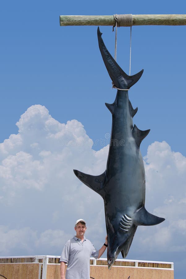 Pescatore con il fermo gigante dello squalo mako