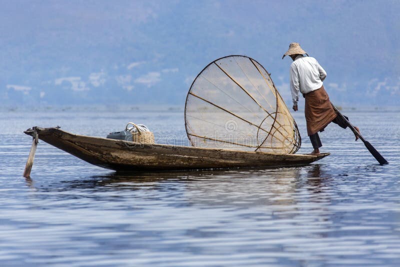 Pescatore di rematura della gamba - lago Inle - Myanmar immagini stock libere da diritti Pescatore di rematura della gamba - lago Inle - Myanmar immagini stock libere da diritti