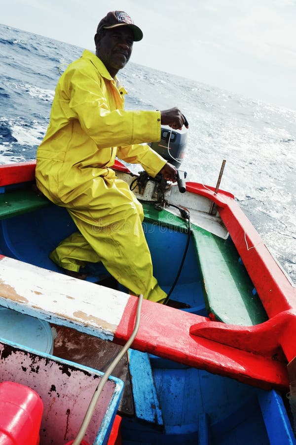 pescatore locale che esce al mare pescare per il tonno o il wahoo giallo dell'aletta in un battello pneumatico variopinto tradizi immagine stock libera da diritti pescatore locale che esce al mare pescare per il tonno o il wahoo giallo dell'aletta in un battello pneumatico variopinto tradizi immagine stock libera da diritti