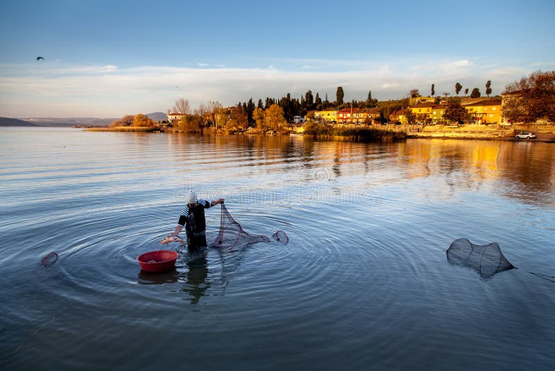 Pescatore sul lago fotografie stock libere da diritti Pescatore sul lago fotografie stock libere da diritti