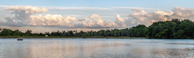 Pescatore sul lago al tramonto fotografia stock libera da diritti Pescatore sul lago al tramonto fotografia stock libera da diritti