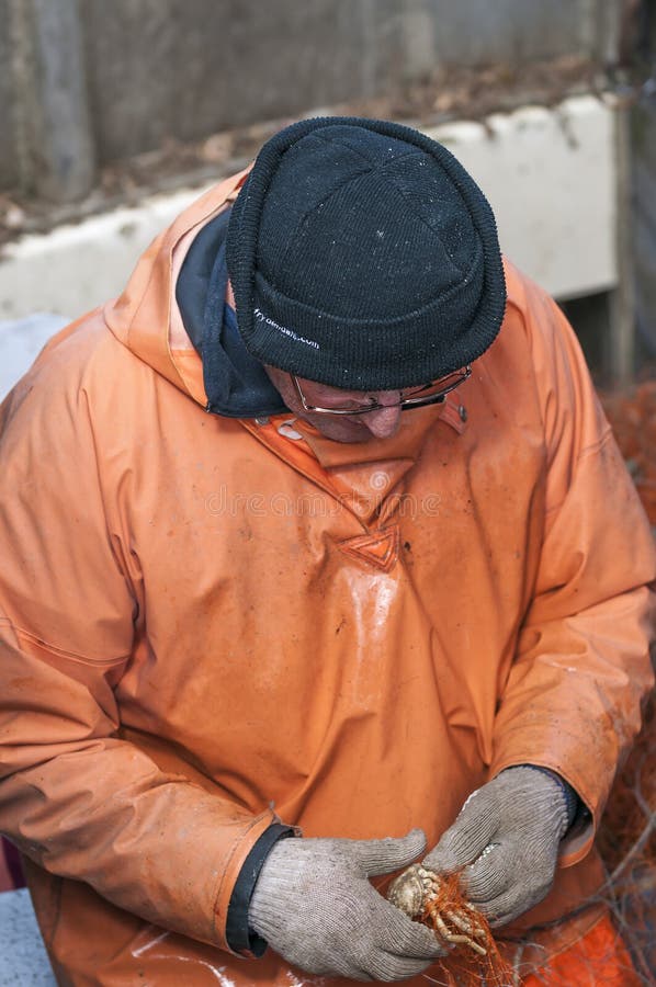Pescatore sul lavoro fotografia stock libera da diritti Pescatore sul lavoro fotografia stock libera da diritti