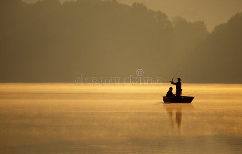 Pescatori che pescano su un lago