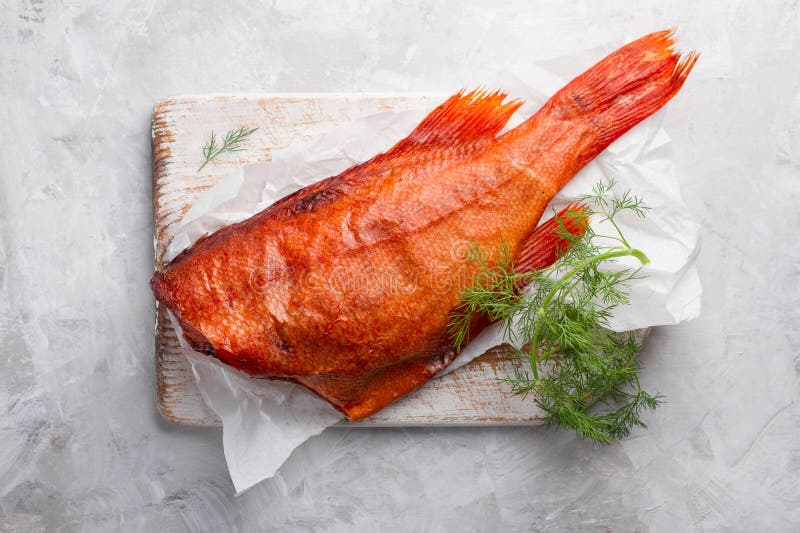 Pesce affumicato delizioso (pesce persico) su fondo di legno immagini stock libere da diritti Pesce affumicato delizioso (pesce persico) su fondo di legno immagini stock libere da diritti