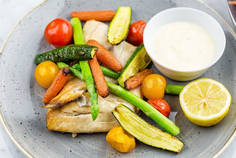 Pesce arrostito e verdure con salsa fotografia stock libera da diritti Pesce arrostito e verdure con salsa fotografia stock libera da diritti