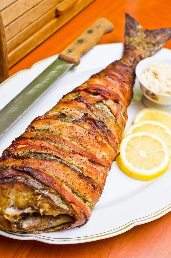 Pesce avvolto in bacon fotografia stock libera da diritti Pesce avvolto in bacon fotografia stock libera da diritti