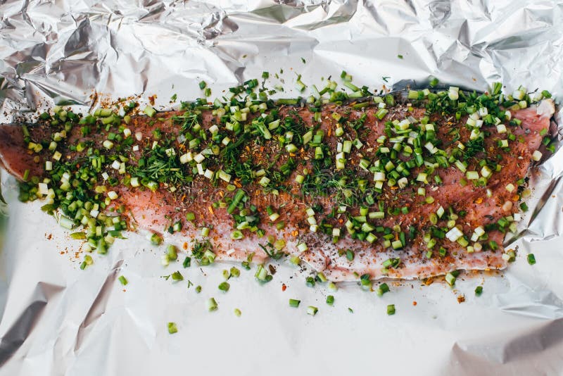 Pesce rosso con le spezie ed i verdi immagini stock Pesce rosso con le spezie ed i verdi immagini stock